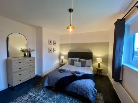 Modern 3 bedroom fully equipt apartment in Hamilton Отели в г. Гамильтон