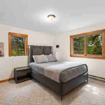 Freshly remodeled 3 bedroom condo with private hot tub!! Rooms