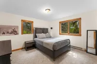 Freshly remodeled 3 bedroom condo with private hot tub!!