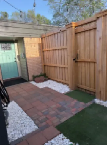 Charming 2-bedroom house with indoor hot tub and spa! Free EV Charger!