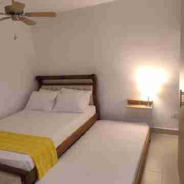 Modern Apartment with Mountain View - Quiet Stay 20 min from the Beach Rooms