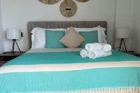 2 Bedroom Penthouse - with Rooftop Picuzzi.3 min to the beach!!