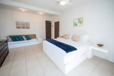 Family-sized entire house with private pool. 10 minutes to a black sand beach! Отели в г. 