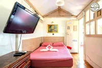 Charming house right on the water! Facing the sea!