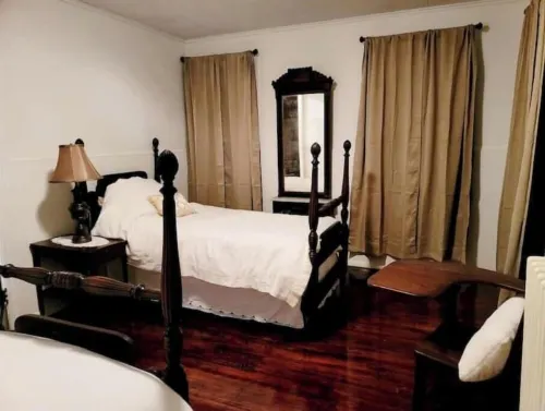 Historic Townhouse w/Antiques & Riverview