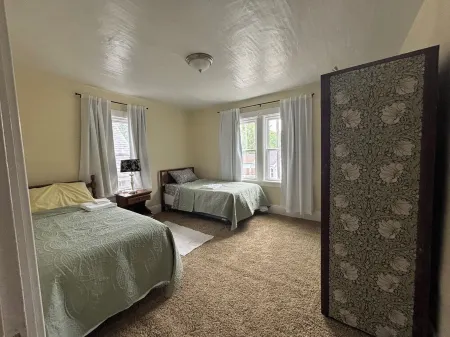 Daydream Away, at our peaceful, roomy,  4 bed home, near the lake in Conneaut. Отели в г. Коннеот