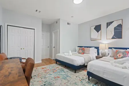 New!3Bed 3Full Bath/Sleeps 12/15 Mins to NYC/Near T station,buses and Parks