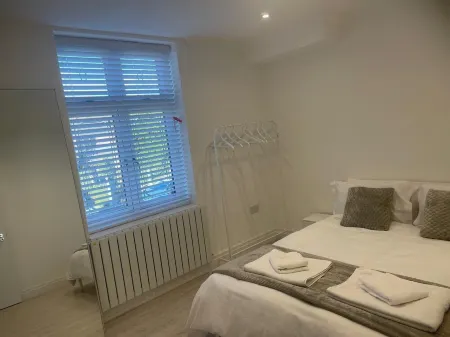 5 Bedroom Modern and Spacious House in London