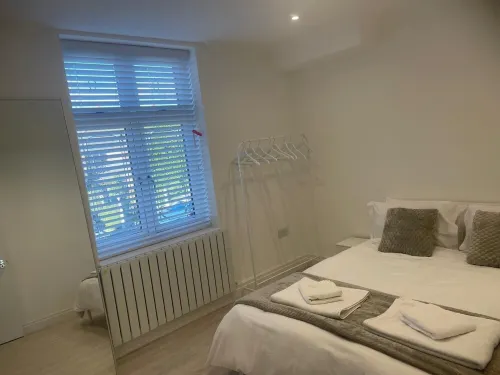 5 Bedroom Modern and Spacious House in London