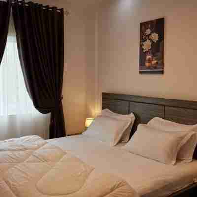 Spacious 3-bedroom apartment with WiFi, AC in charming Lashibi, Alphabet city Rooms