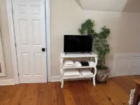 Charming 1-bedroom apartment in Old Town Warrenton, walkable to Main Street Hotels in Warrenton