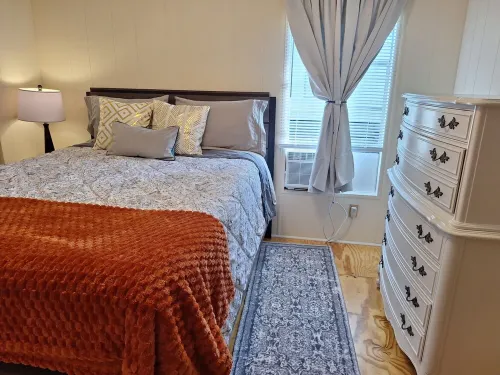 Gather Away mobile home in charming Hinesville with WiFi, AC