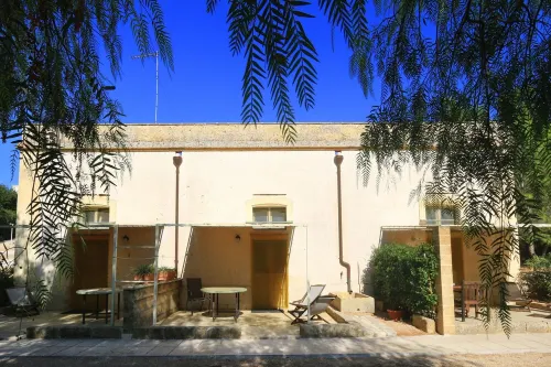 Lodge Scirocco for 2 p with kitchen, in Masseria with shared pool in Salento Hotels in Presicce