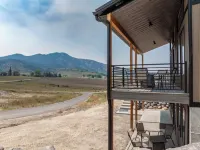 Modern 2024 build, in welcoming Lava Hot Springs. Top unit.