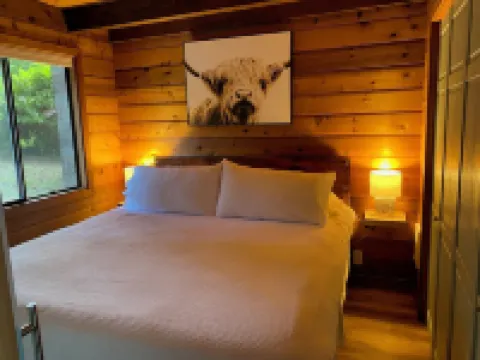 Waterfront Burton Loop - The Very Best Of Vashon, cozy cabin with a harbor view. Hotels in Vashon
