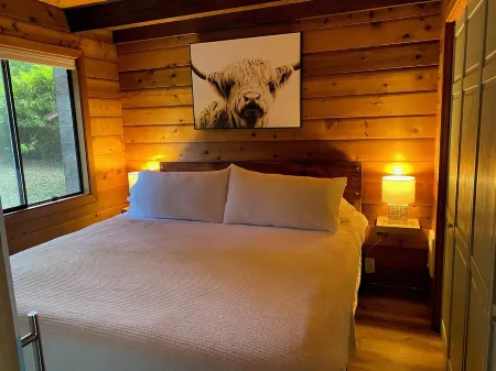 Waterfront Burton Loop - The Very Best Of Vashon, cozy cabin with a harbor view.