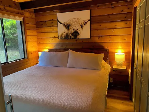 Waterfront Burton Loop - The Very Best Of Vashon, cozy cabin with a harbor view.