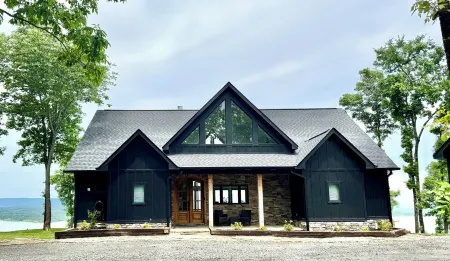 Diamond Bluff Lodge on Greers Ferry Lake