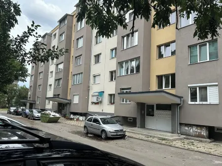 Sleep and fly. Small apartment near the airport. Air conditioning and  WiFi