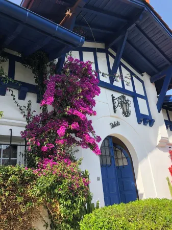 Remarkable Neo Basque house, Bayonne town center, 800m² heated swimming pool Отели рядом с достопримечательностью «Assemblée de Dieu Bayonne»