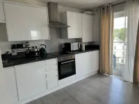 Bright ensuite Private Room in 2BR Apt – Singles, couples, families allowed