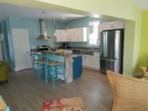 In town contemp , artsy hideaway—walk to 2 lakes and everything else!