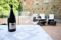 ROMANTIC APARTMENT WITH ROUND BED Hotels in Neive