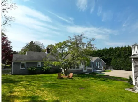 Chatham Compound + Carriage House - Huge yard, Game Room, Kayaks, Sleeps 10