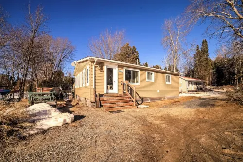 Le serein d’Avellin-Chalet au bord du lac, kayak, activités en famille Hotels in Papineau