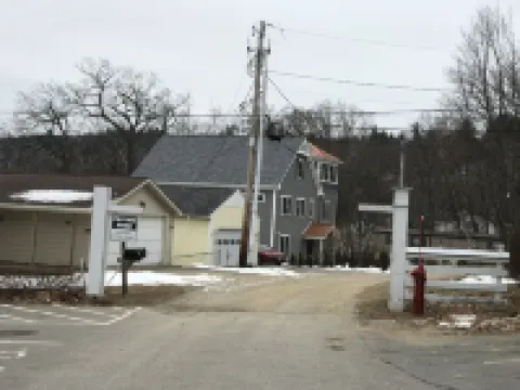 2 Bdrm Cozy Cottage #1 -Water Access and Dock on Lake Winnipesaukee - Meredith