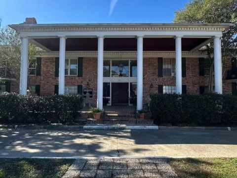 Charming 2-bedroom condo with WiFi, AC near the Houston Galleria