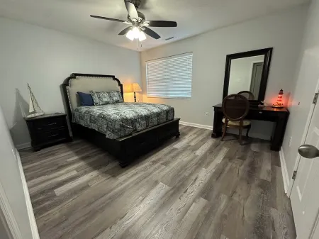 2 BR 1 BA Near Marshwalk, pet friendly, NO stairs! Отели рядом с достопримечательностью «Frankie's Fancy's»