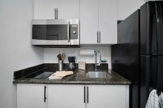 Charming 1-bedroom aFLL apartment near Sawgrass & Hard Rock with WiFi, AC.