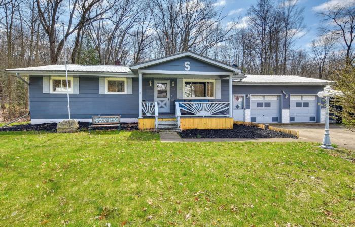 Cozy Dubois Home w/ Deck ~ 8 Mi to Treasure Lake!