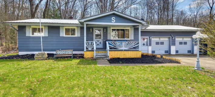 Cozy Dubois Home w/ Deck ~ 8 Mi to Treasure Lake! Ξενοδοχεία στην πόλη Clearfield County