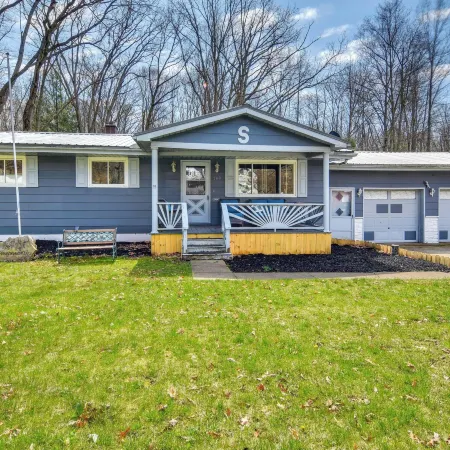 Cozy Dubois Home w/ Deck ~ 8 Mi to Treasure Lake!