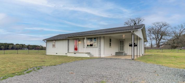 Historic Greers Ferry Home < 2 Mi to Shiloh Marina Ξενοδοχεία στην πόλη Cleburne County