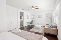 밝고 통풍이 잘 되는 5베드룸 집, 작업 공간 및 야외 라운지 있음