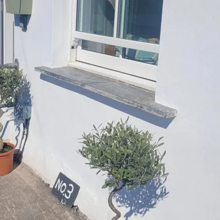 Looe Cottage - Seaside Views, Log Fire, Sleeps 4