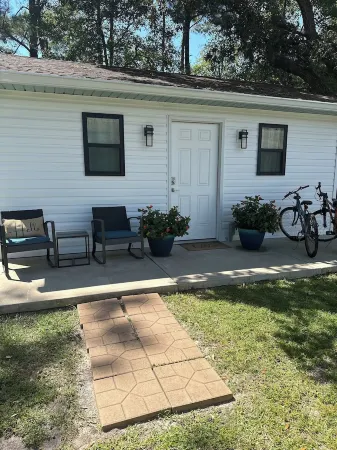 Cozy beach studio within walking distance to the beach.