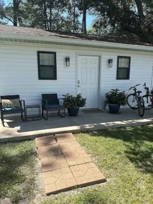 Cozy beach studio within walking distance to the beach.