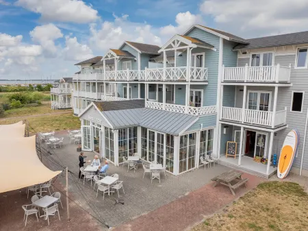 Restyled Villa Near 6 km from the Beach Отели в г. Хеллевутслёйс