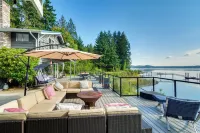 Waterfront Allyn Retreat w/ Guest House & Beach! - 3 tähden