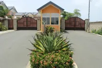 Stunning townhouse in gated community -10 minutes from three beaches. Hotels in 