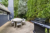 Elegant Vacation Home with Hot Tub and Fire Pit - Exquisite Retreat