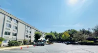 Motel 6 Milford, CT - parking