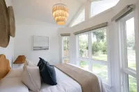 Talahi Tides Retreat: Lake, Spa, Near Downtown and Tybee Beach Hotels in Talahi Island