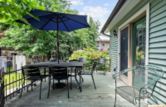 Charming Family & Pet Friendly Stay. 1 Block to Main St.Walk to Dine, Sip & Shop