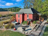 Brown Co, Hot Tub, King Bed, Sleeps 10, Bumper Pool, 5 Smart TVs Firepit, Grill Hotels in Brown County