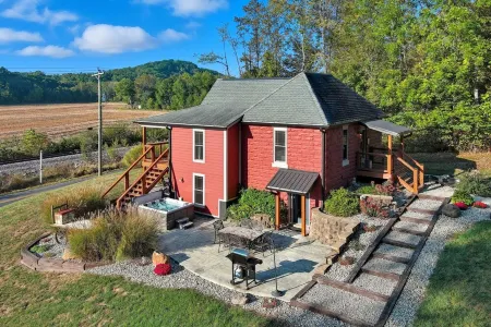 Brown Co, Hot Tub, King Bed, Sleeps 10, Bumper Pool, 5 Smart TVs Firepit, Grill